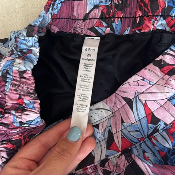 Lululemon hotty hot shorts 2.5” - Picture 3 of 3